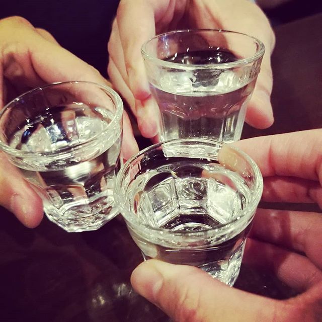 素敵な出会いに乾杯🥂ってウォッカかーい 今日は休肝日～なんて言ってる場合じゃなくなってしまった！調子乗っちゃって️️ ウォッカで乾杯したい方いたら、ぜひSnowにお越し下さい☆(笑)#AsobiBarSnow #Snow #群馬 #前橋 #バー #お酒 #女子会 #カラオケ #ゲーム #ウォッカ