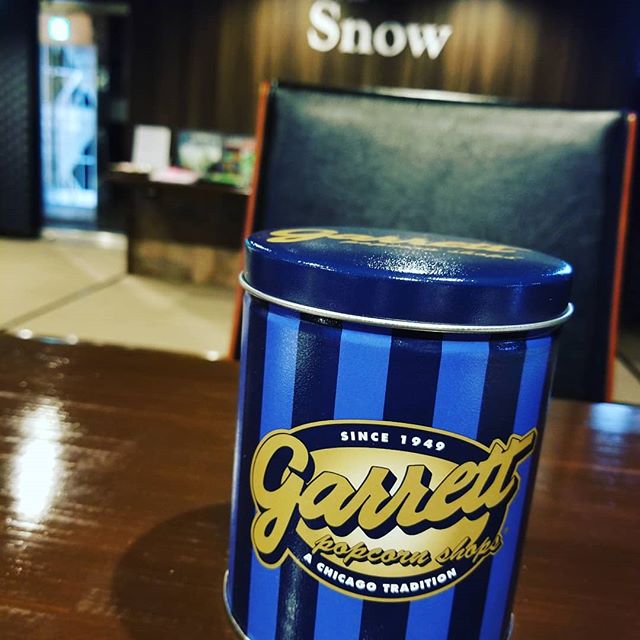 ちーちゃんにお土産でもらったGarrett Popcorn これ、大好き季節やイベントで缶のデザインが変わるから、年中買いたくなるwみんなで美味しくいただきますありがとう#AsobiBarSnow #Snow #群馬 #前橋 #バー #お酒 #女子会 #カラオケ #ゲーム